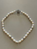 Elegante Perlenkette mit Zirkonia-Kugelverschluss, neuwertig