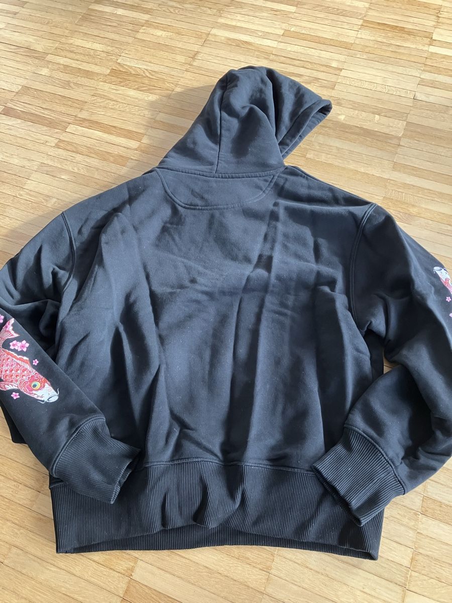 Maglioni & Felpe: Schwarzer Kapuzenpullover mit Koi-Print, Grösse S/XS – Usato da Winterthur venduto da Streisel 2