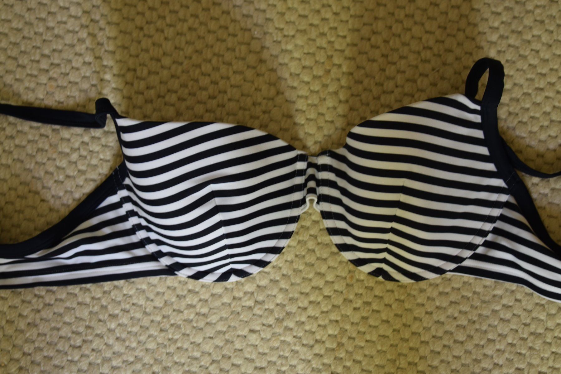 Costumi da bagno & Bikini: Schwarz weiss gestreiftes Bikinioberteil – Usato da Wädenswil venduto da muritsch