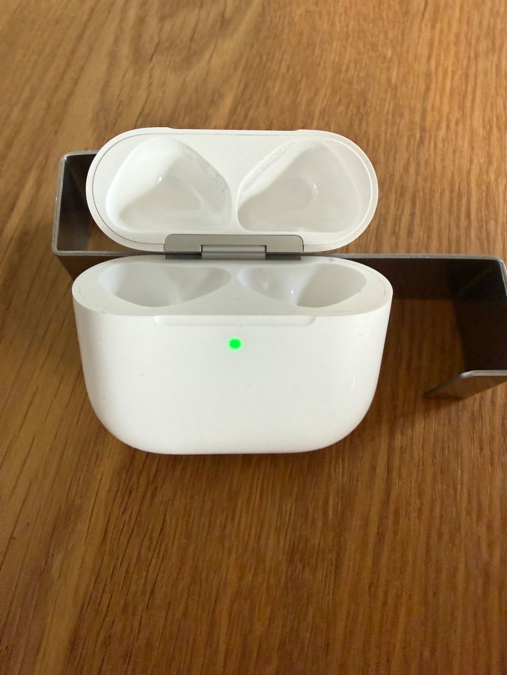 Apple Kopfhörer: APPLE AirPods 4 Charging Case – Gebraucht aus Lausanne von Nine1982