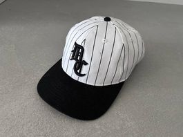 DC Shoes Snapback Cap  Weiss/Schwarz mit Nadelstreifen