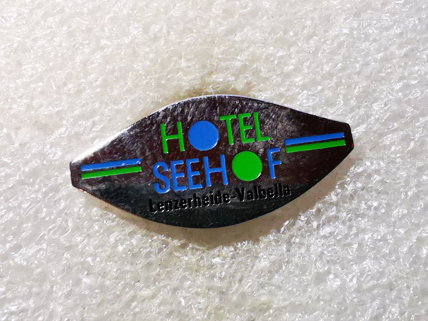 Placchette & Badge: Ansteckpin 80: Hotel Seehof – Usato da Oppligen venduto da Pin-Fall-Shop
