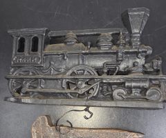Antike Lokomotive aus Gusseisen,  originalem Schwellennagel