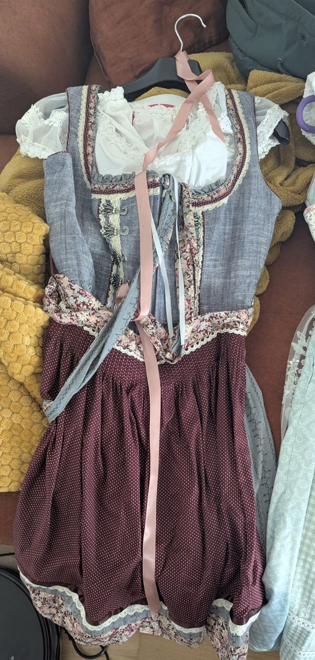 Krüger Robes: Krüger Dirndl – D'occasion à Birr par Liv_Nina