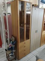 2türige Vitrine mit Beleuchtung und 4 Schubladen