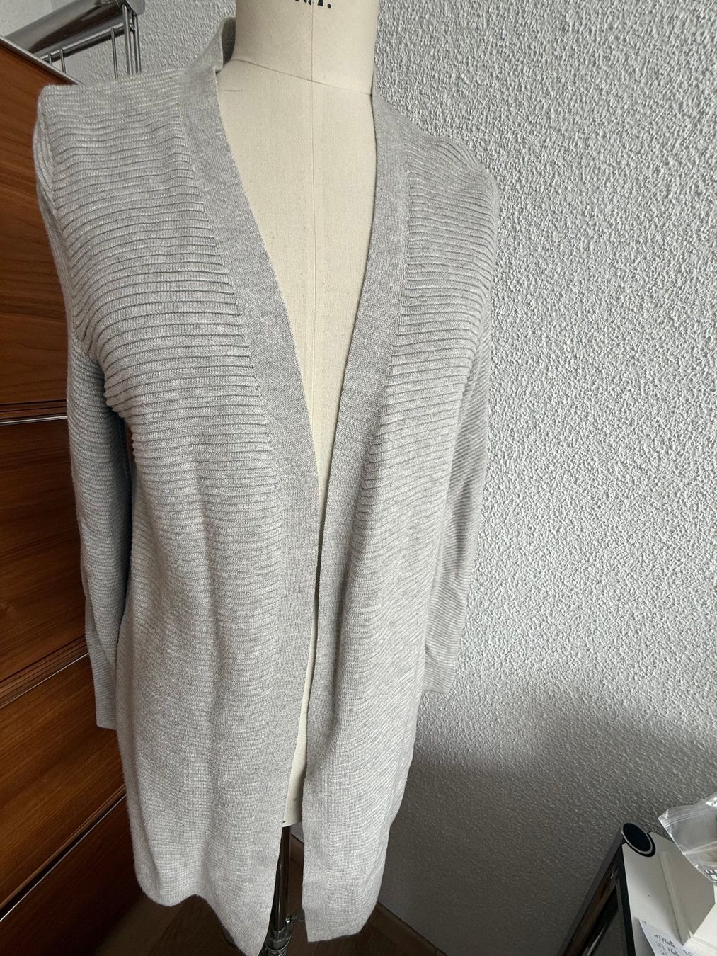 Giacche: Street One Strickjacke Longjacke Gr. 36 hellgrau Viskose – Usato da Kirchdorf AG venduto da coco123