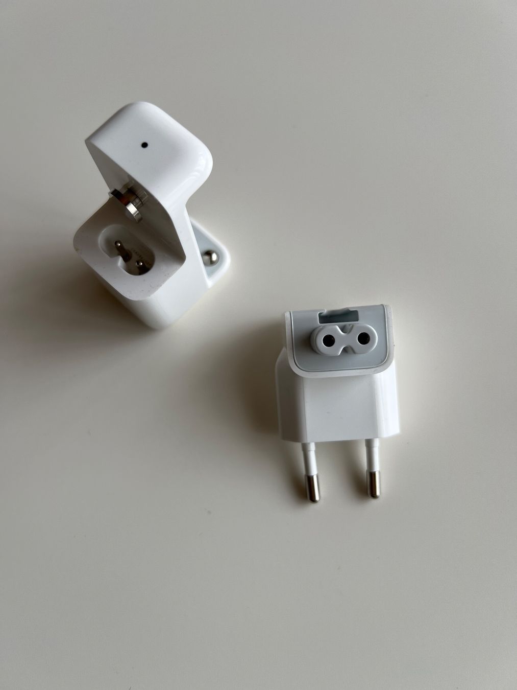 Apple Caricabatterie: 2 Apple Batterie Ladegerät – Usato da Chur venduto da van_hnc6 3