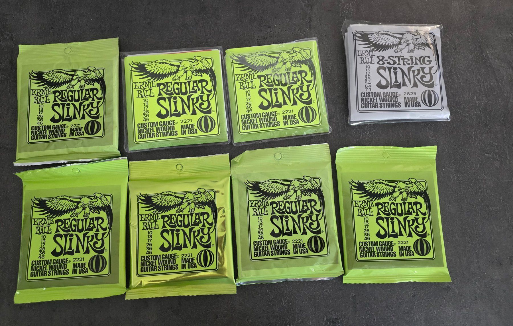 Strumenti musicali: 7 pack de cordes Ernie Ball Regular Slinky 10 - 46 – Nuovo e nell'imballaggio originale da La Neuveville venduto da rapiot
