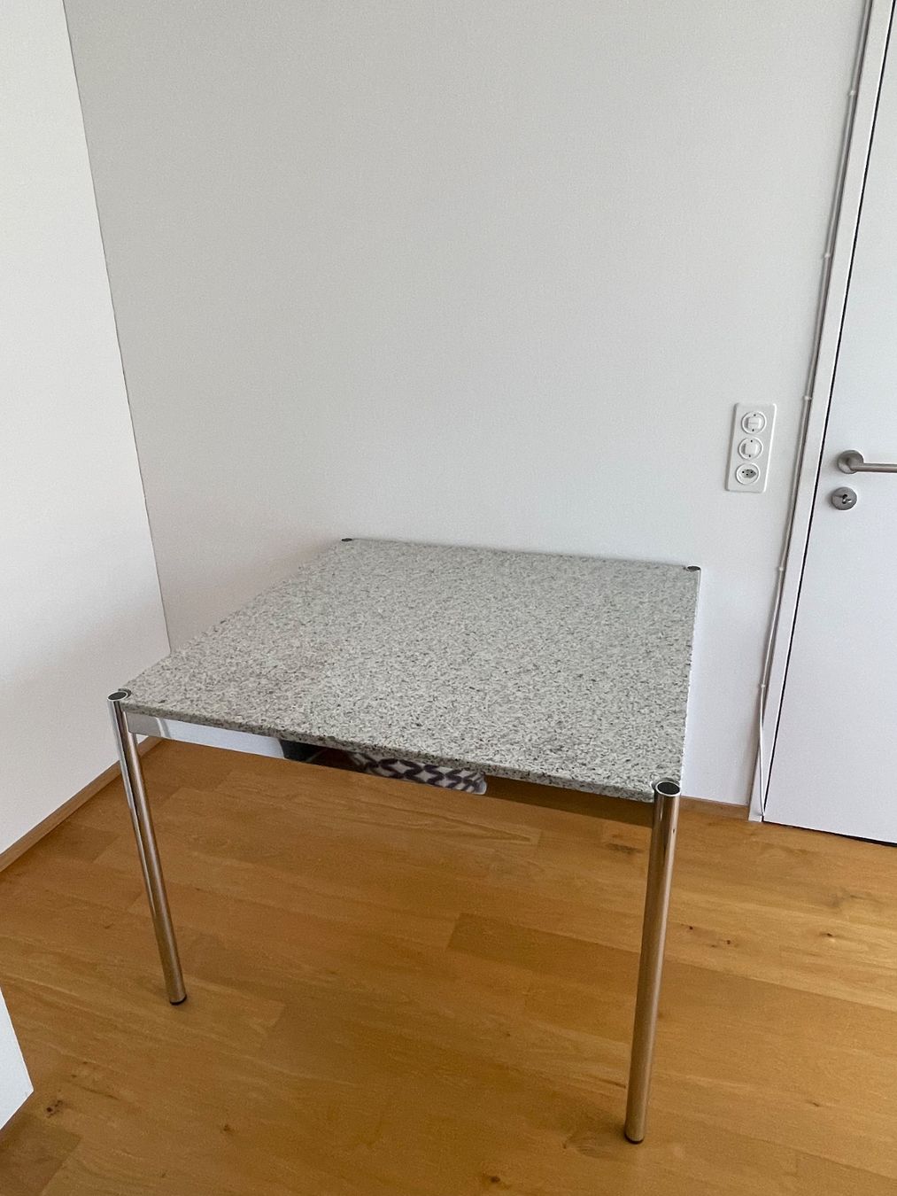 USM Tavoli: USM Haller Granittisch 100x100x74cm – Usato da Lufingen venduto da Mark7777 1
