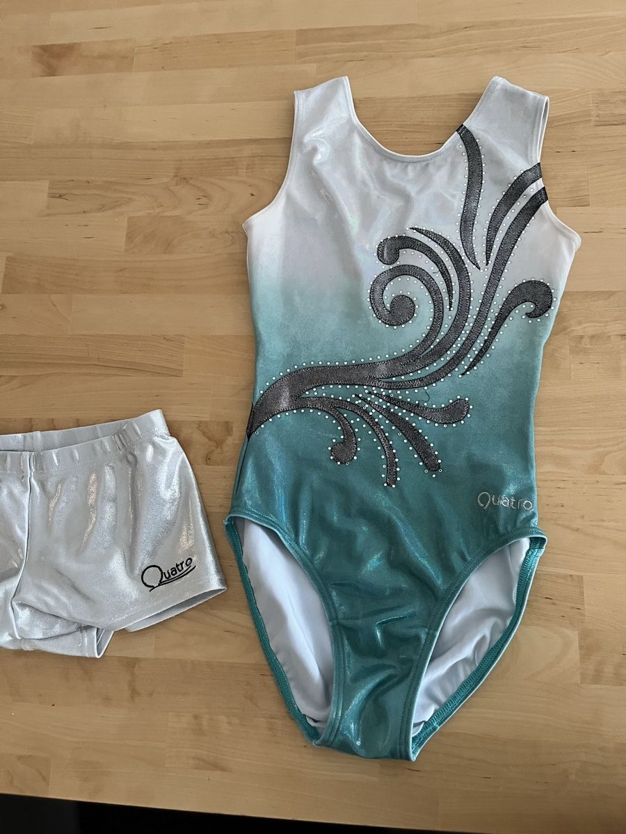 Scarpe, pantaloni & magliette da ginnastica: Gymnastikdress – Usato da Berikon venduto da Dusche 1