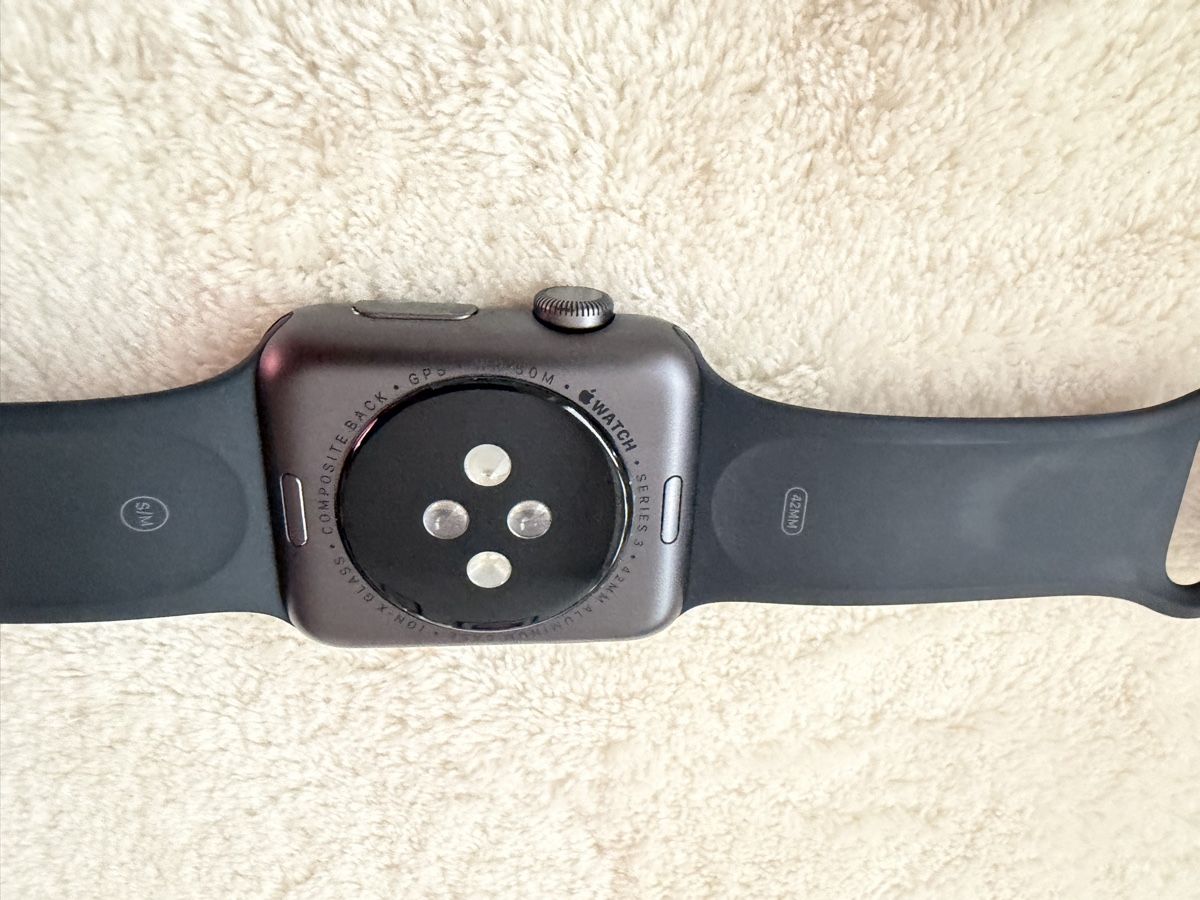 Apple Smartwatch: Apple Watch Series 3 GPS 42mm Space Grau – Usato da Basel venduto da DBasel 1