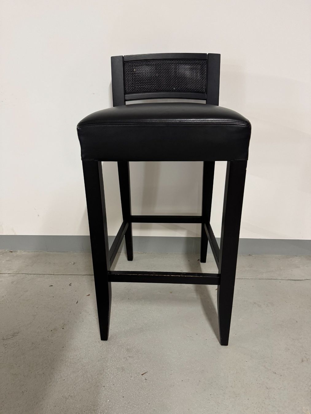 Hochstühle: elegant black bar stool – Gebraucht aus Gsteig b. Gstaad von Auctionly