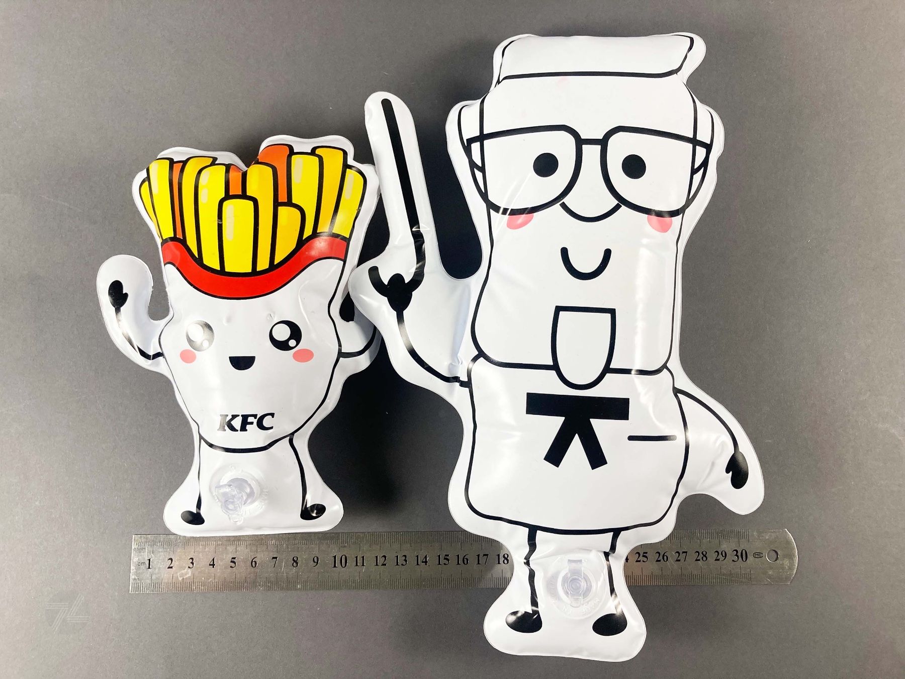 Statuette: 2x KFC Floaties aufblasbare Werbefiguren – Usato da Wetzikon ZH venduto da cyan74 1