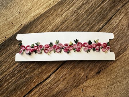 Spitzen-Chocker mit Blumenmuster (Halskette)
