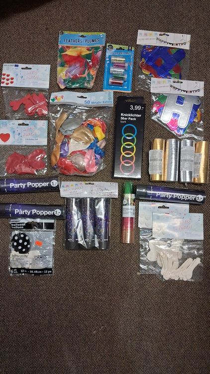 Toutes les décorations: Partyset mit Knicklichter, Party Popper und Ballonen – Neuf avec emballage d'origine à Aesch BL par Gebrauchtes_AeschBL