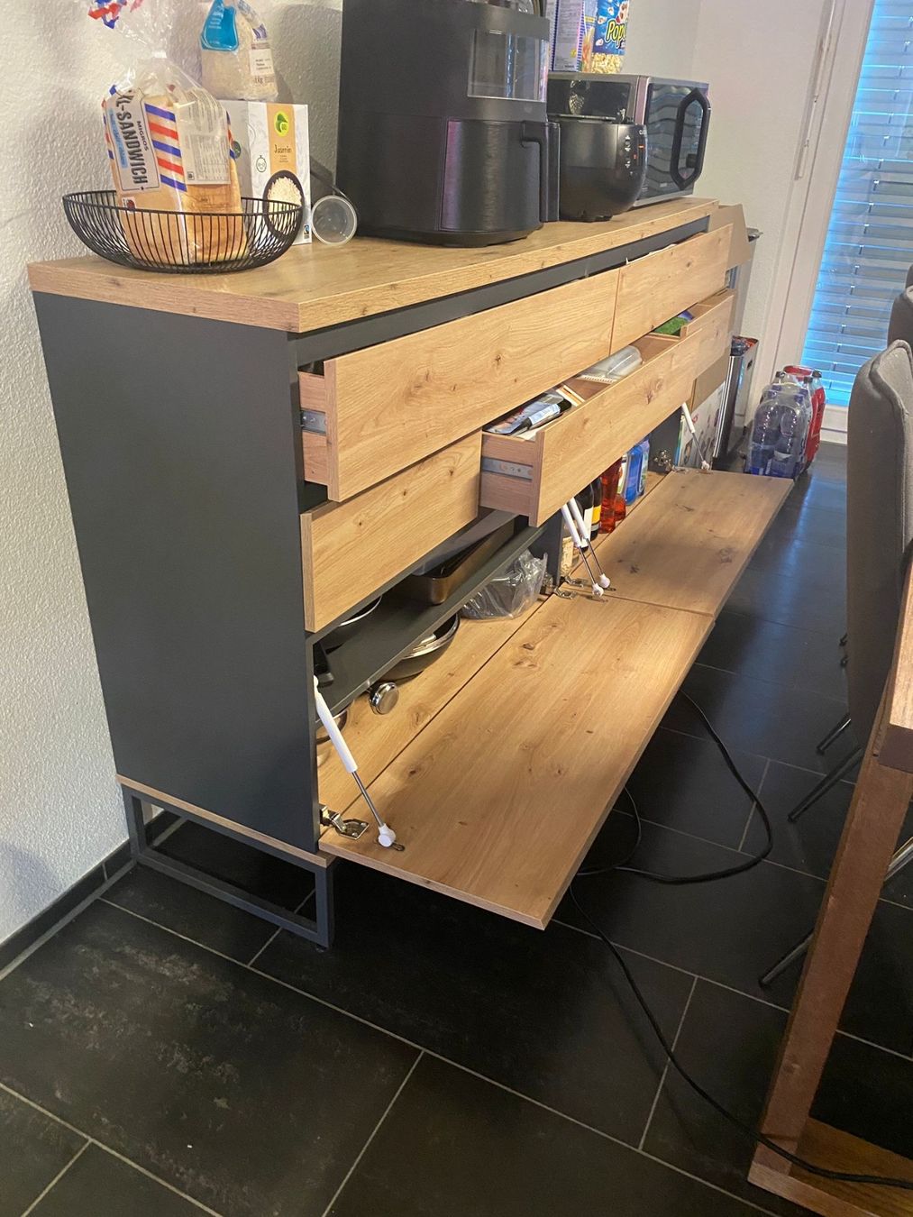 Cassettiere: Modernes Sideboard in Eiche-Optik mit schwarzem Metalfüssen – Usato da Zürich venduto da LRNT 2