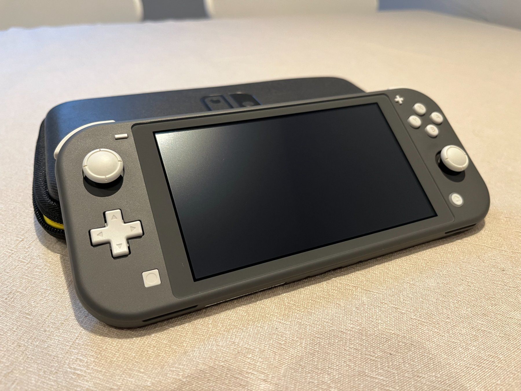 Nintendo Consoles: Nintendo Switch Lite Grau mit Original Ladekabel – D'occasion à Bonstetten par wthomnzy