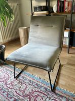Gemütlicher Samt-Sessel in Grau mit schwarzen Beinen!