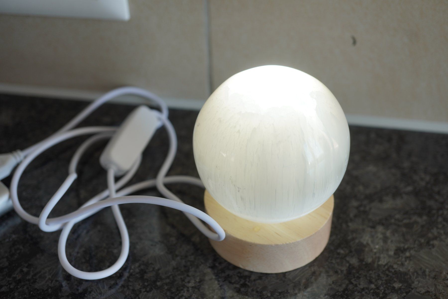 Minerali & Pietre curative: Selenit Kugel   ca60mm  mit Led   Ständer Licht – Nuovo e nell'imballaggio originale da Eschenbach SG venduto da topstone 5