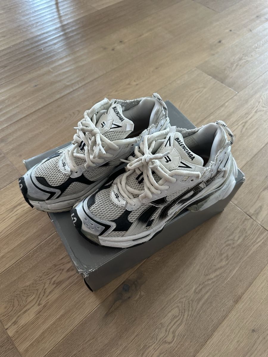 Balenciaga Scarpe da uomo: Balenciaga Runner White/Black – Usato da Seltisberg venduto da izz_8xth 5