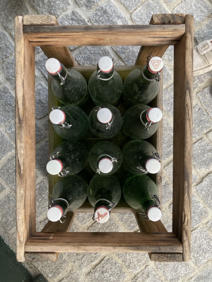 Bicchieri, Caraffe & Bottiglie: Bügelflaschen, inkl. antike Holz Harasse – Usato da Bern venduto da Croquant 2