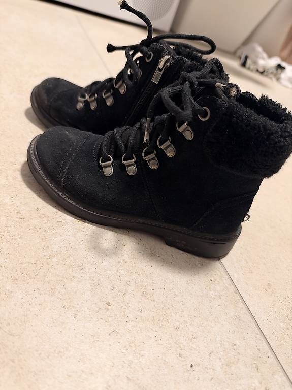 Ugg Schuhe für Mädchen: Ugg  Grösse  32.5 – Gebraucht aus Wängi von lualej 1
