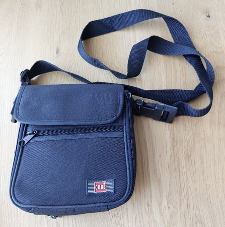 Tasche CUBE schwarz Tasche klein mit Riemen Top Zustand!
