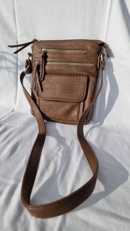 Braune Umhängetasche BELIZE mit Nieten, Damenhandtasche