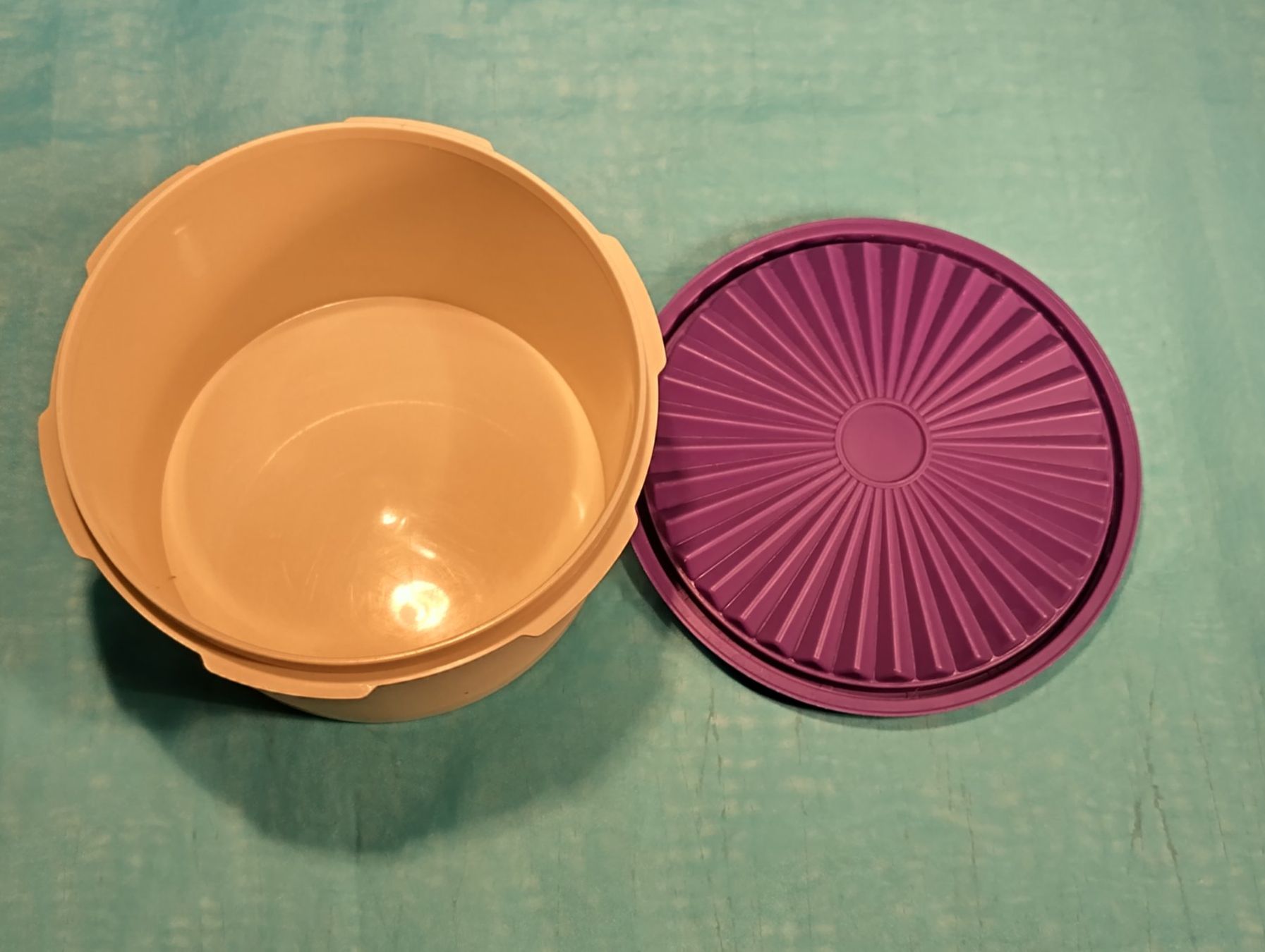 Tupperware Contenitori & Simili: Tupperware Behälter mit lila Deckel – Usato da Bellach venduto da JingleCherry 3