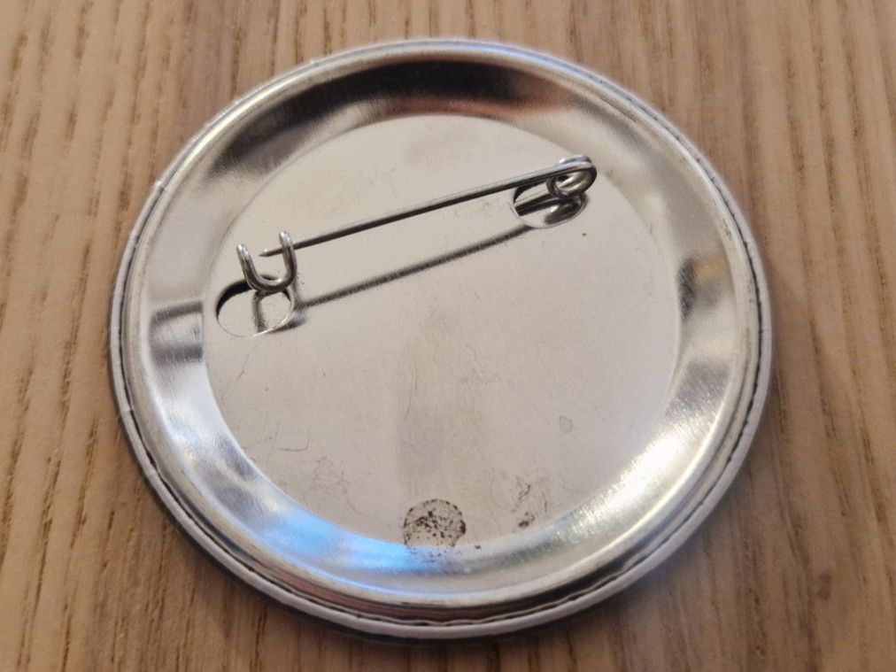 Placchette & Badge: Amethyst – Pin / Button (Anstecker) – Usato da Luzern venduto da Belethors_GenGoods 1