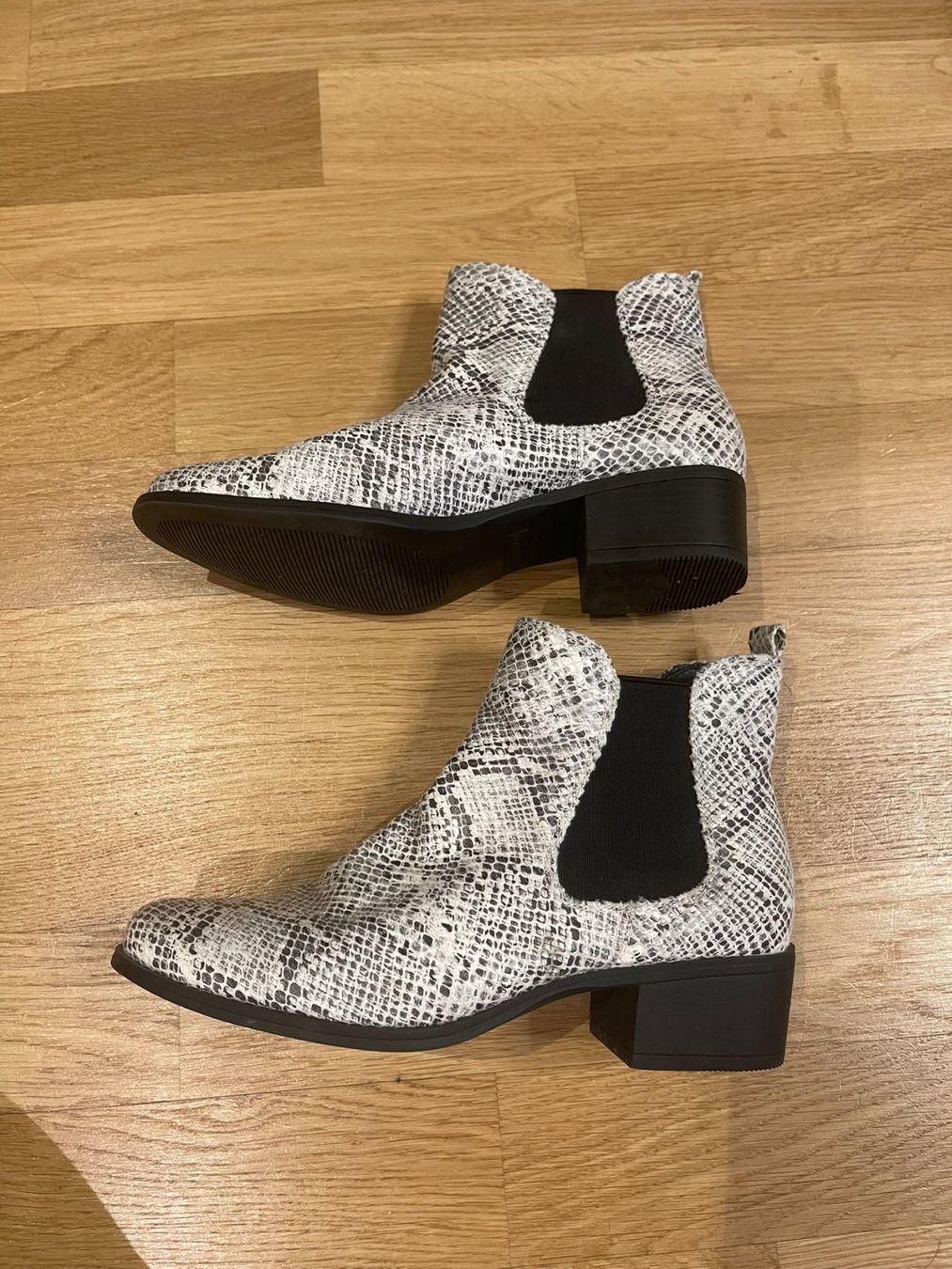 Scarpe da donna: Stiefeletten im angesagten Schlangenmuster, Gr. 37 – Usato da Rheineck venduto da FGeissler 1