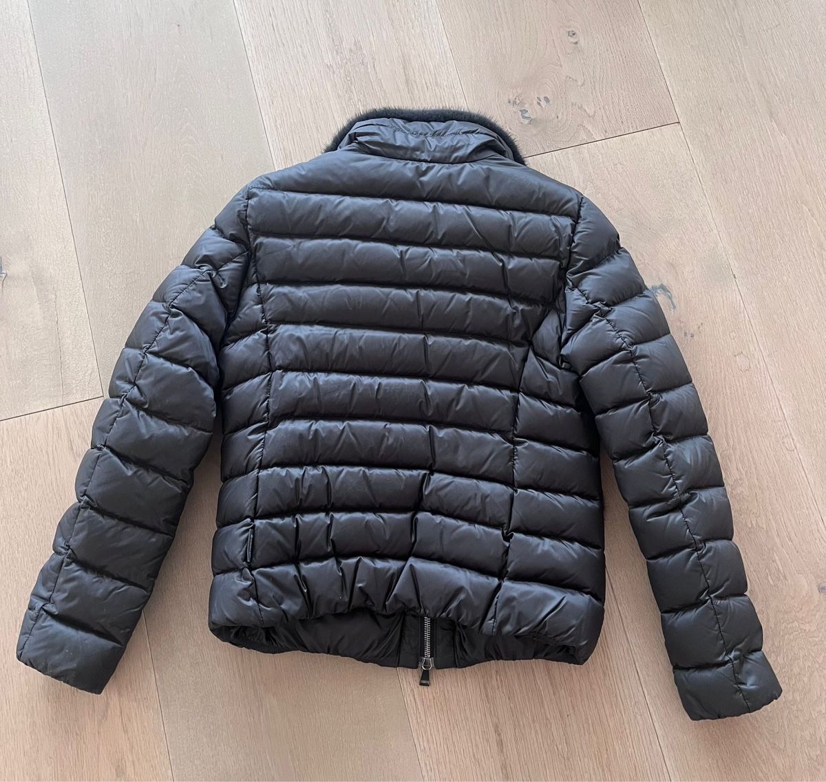 Moncler Giacche: Moncler Daunenjacke mit Nerzbesatz – Nuovo (secondo la descrizione) da Wangen b. Olten venduto da jade.b 6