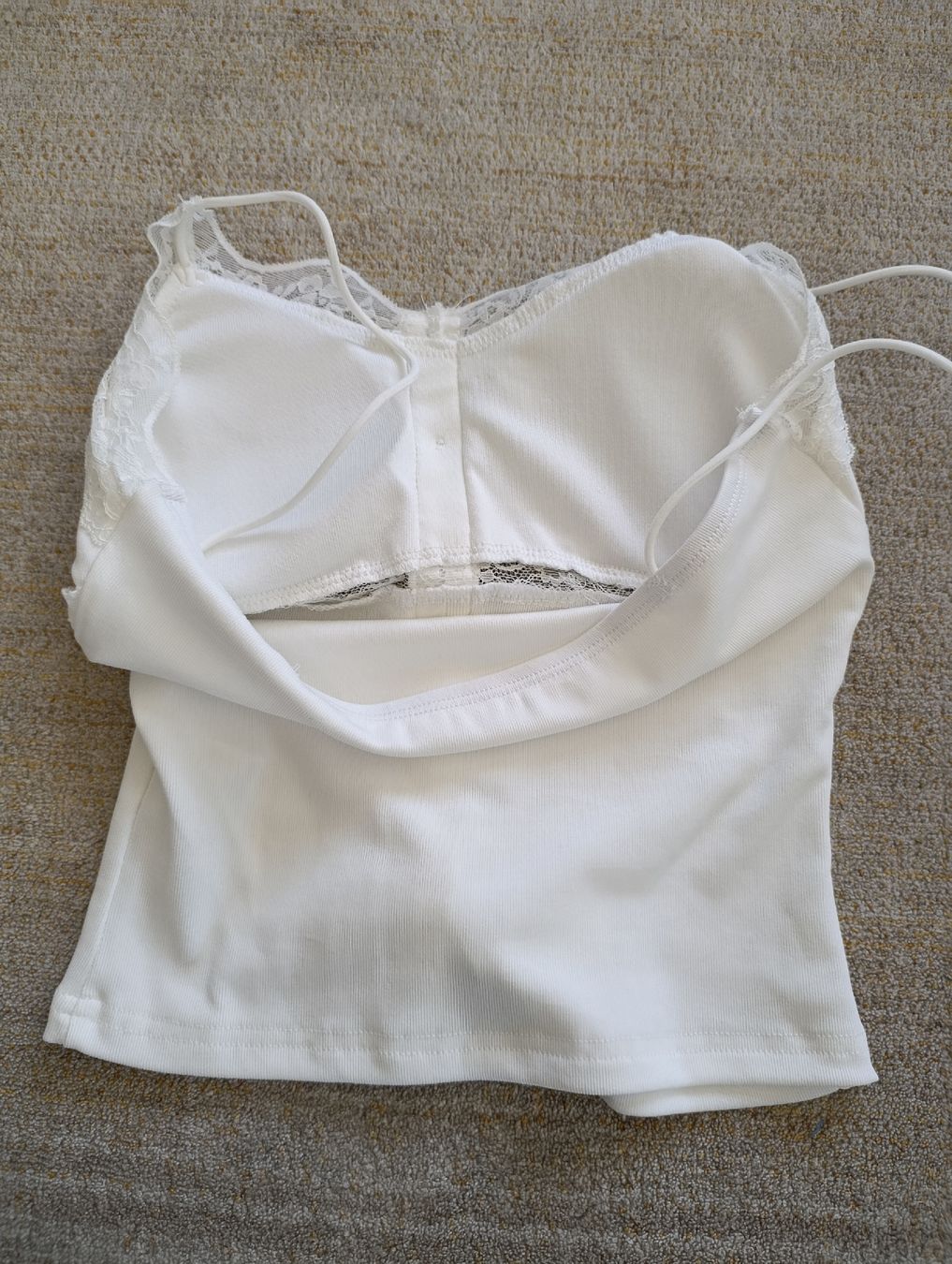 Top: TOP À BRETELLES BLANC COUSSINETS INTÉGRÉS XS – Nuovo (secondo la descrizione) da Sierre venduto da shirley04 3