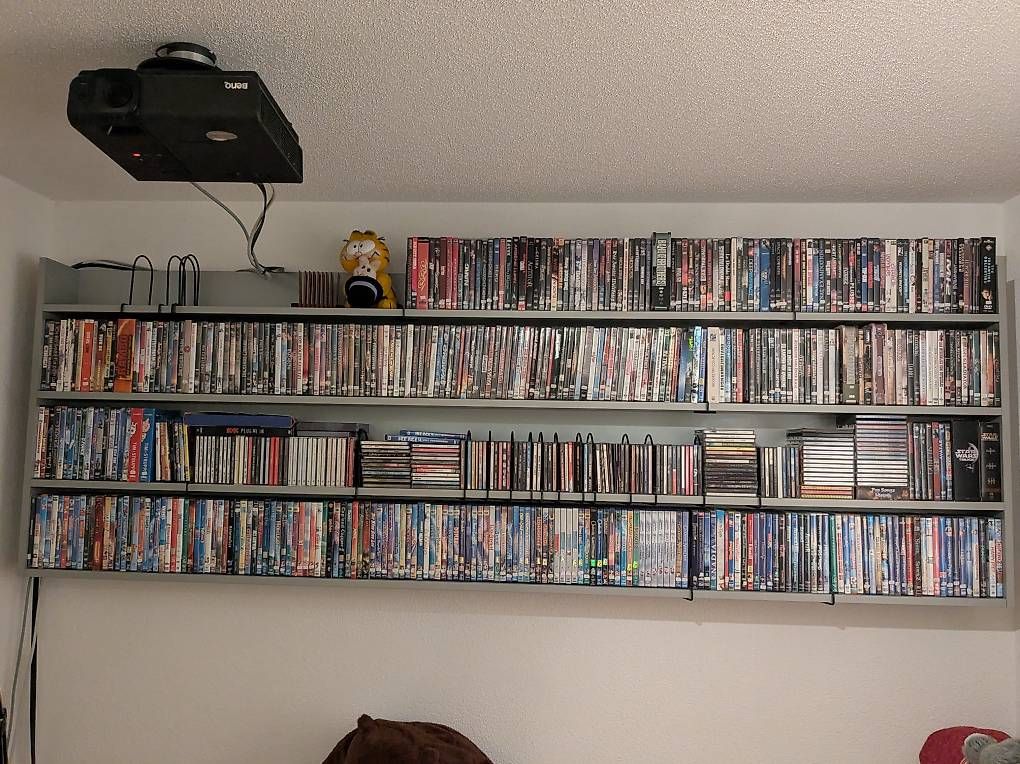 Étagères: Ca. 500 DVD + 300 CD's inkl. Regal – D'occasion à Dintikon par Sustr