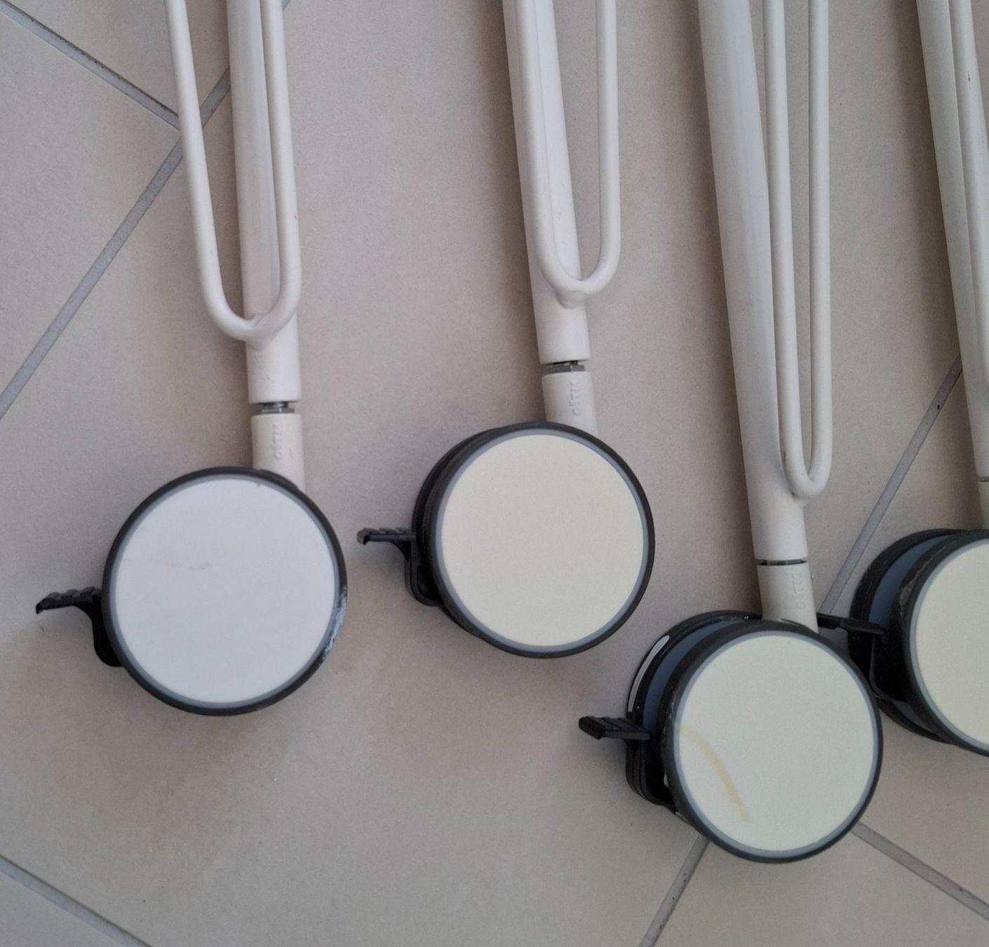 Ikea Altri mobili: 4 Tischbeine mit Bremsen, NW 80.--, gebraucht – Usato da Zürich venduto da Loubol 1