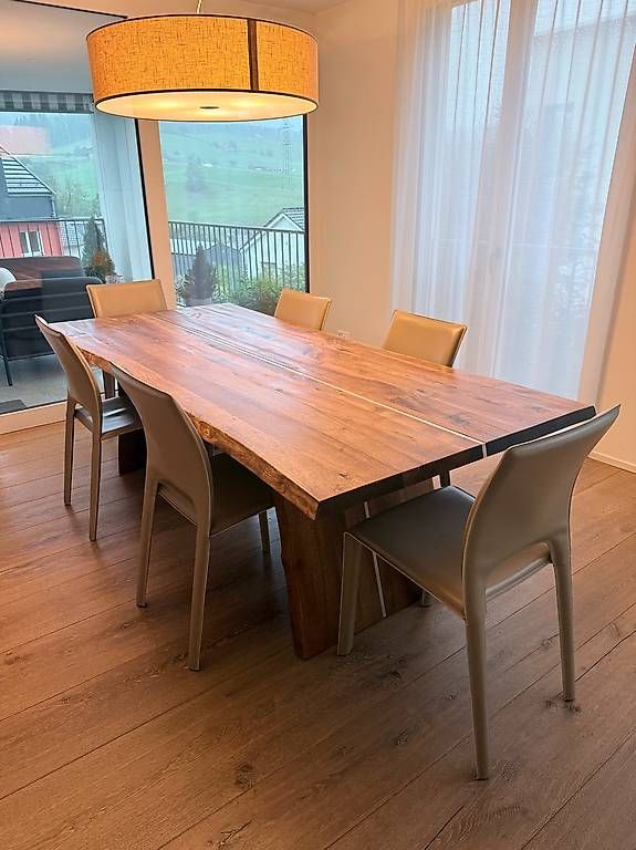 Tische: Nussbaum Massiv-Holztisch mit 6 Lederstühlen – Gebraucht aus St.Gallen von Aurora71