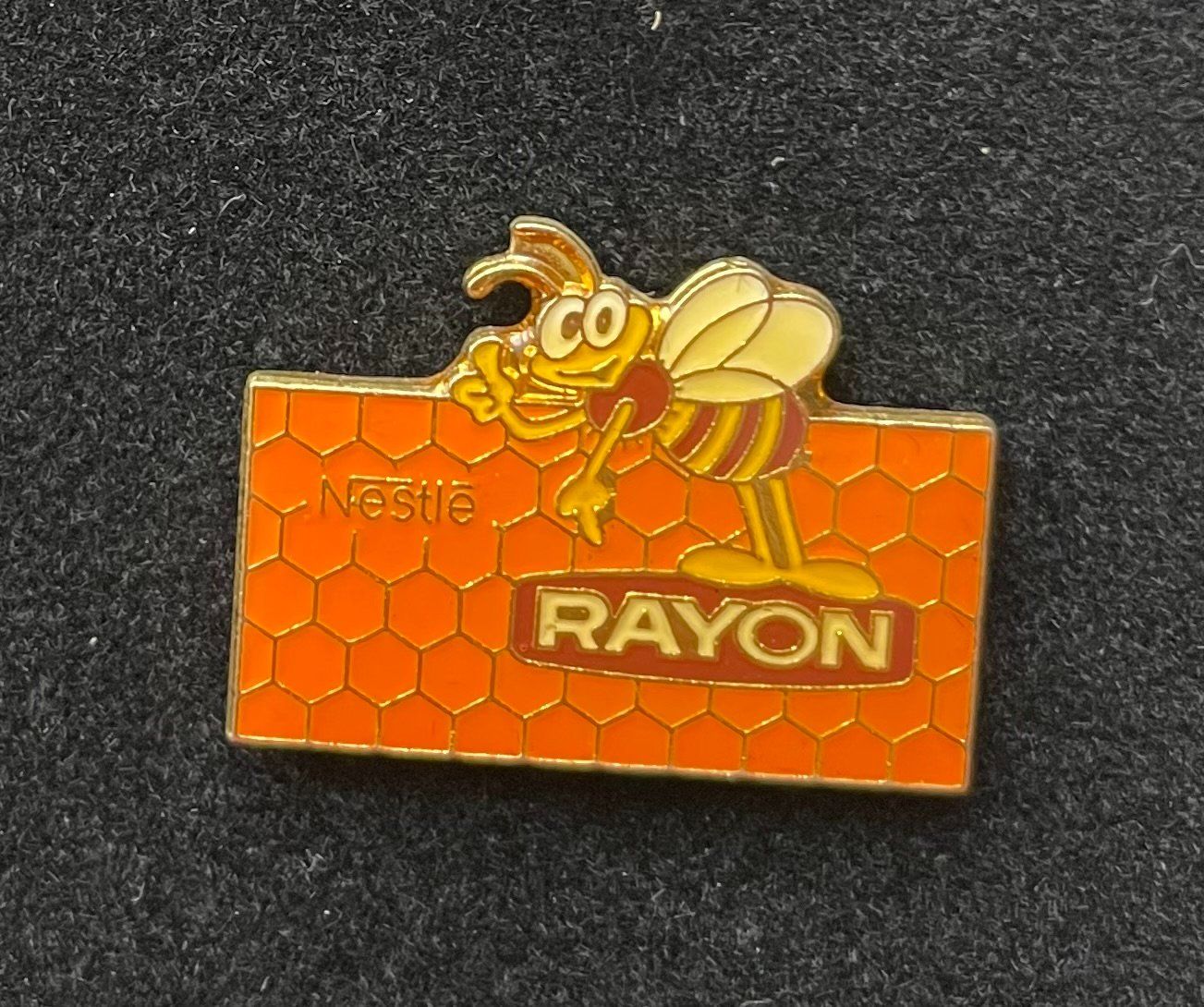 Nestlé Placchette & Badge: Nestlé Rayon Schokolade Biene / Bienchen Pin – Nuovo (secondo la descrizione) da Zell ZH venduto da johsu79