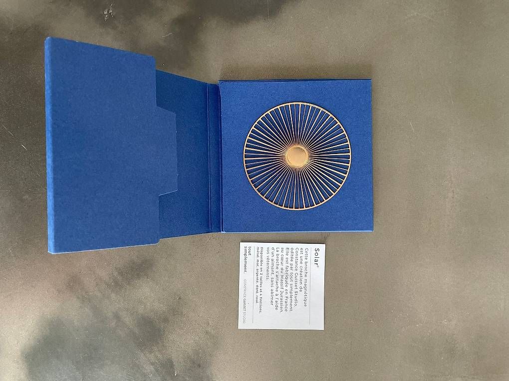 Spille & Fermagli: Solar Magnetic Brooch – Nuovo e nell'imballaggio originale da Lausanne venduto da generation 2
