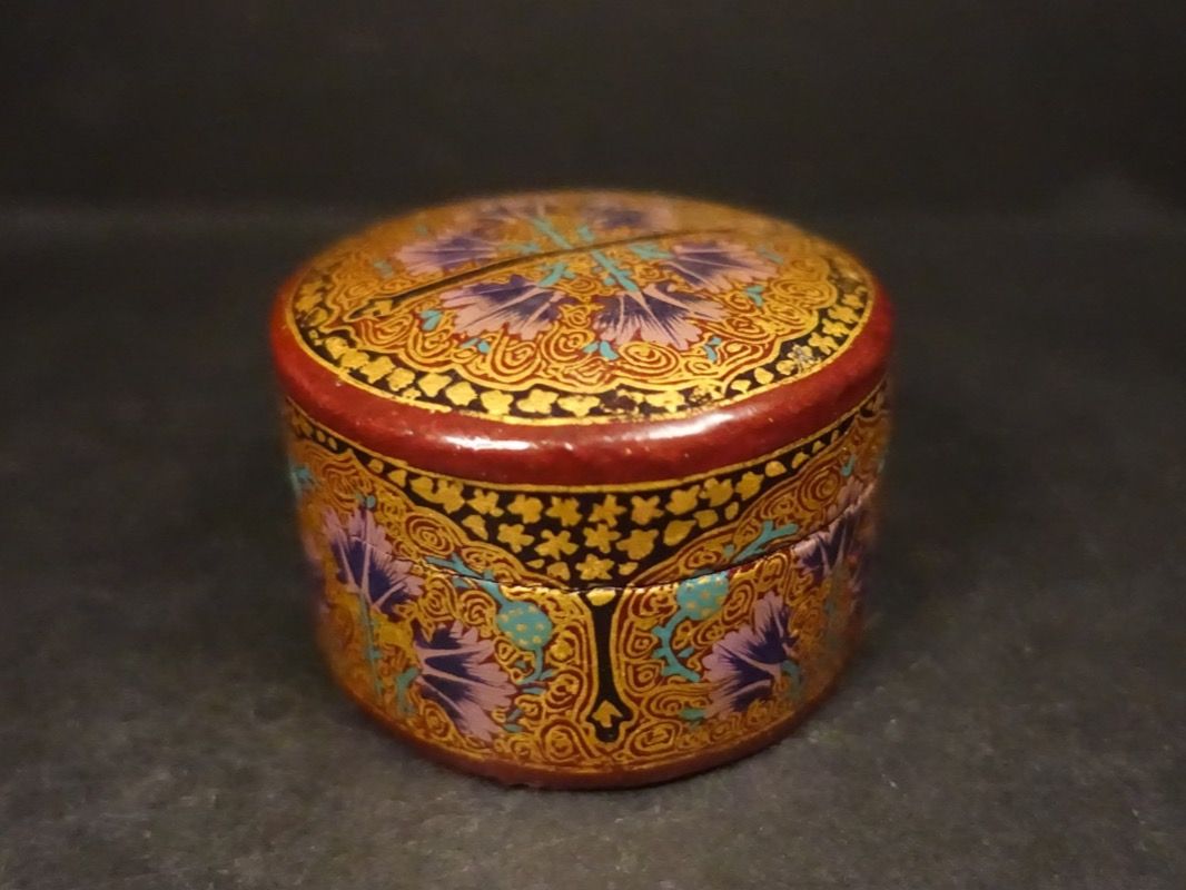 Contenitori & Simili: Indische Dose, handbemalt mit echter Goldfarbe – Usato da Russikon venduto da Eulenfeder