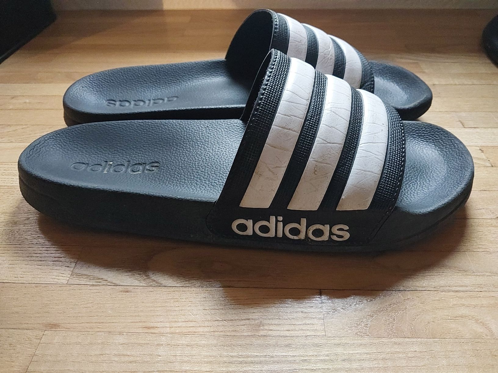 Adidas Herrenschuhe: Adidas Adiletten – Gebraucht aus Einsiedeln von rava02 1