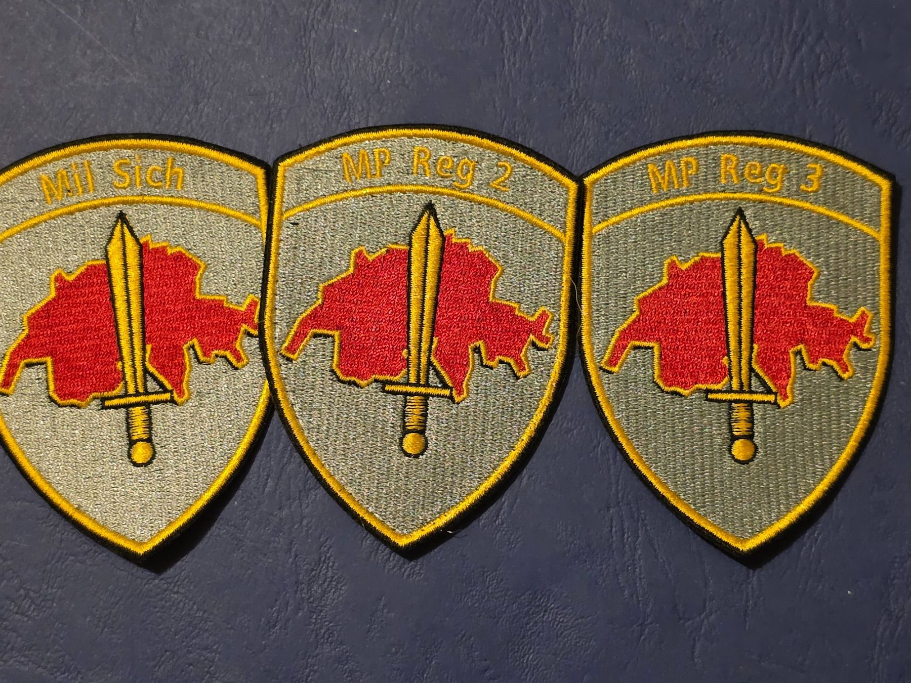 Schweizer Armee Placchette & Badge: Militar Polizei Abzeichen 3x Badges – Nuovo (secondo la descrizione) da Nyon venduto da freetoys08