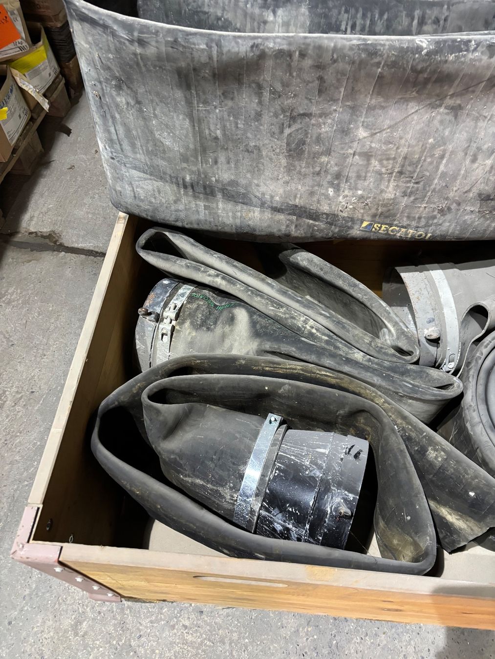 Tutti gli attrezzi: LAGERVERKAUF: Grosse Schlauchstücke – Usato da Winterthur venduto da ReUse_Baumarkt 4