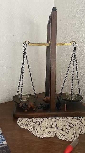 Bilance e pesi: Balance décorative  – Usato da Chézard-St-Martin venduto da Famille.Richard
