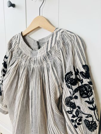 Zara 116 Hemd Bluse creme Blumen Stickerei