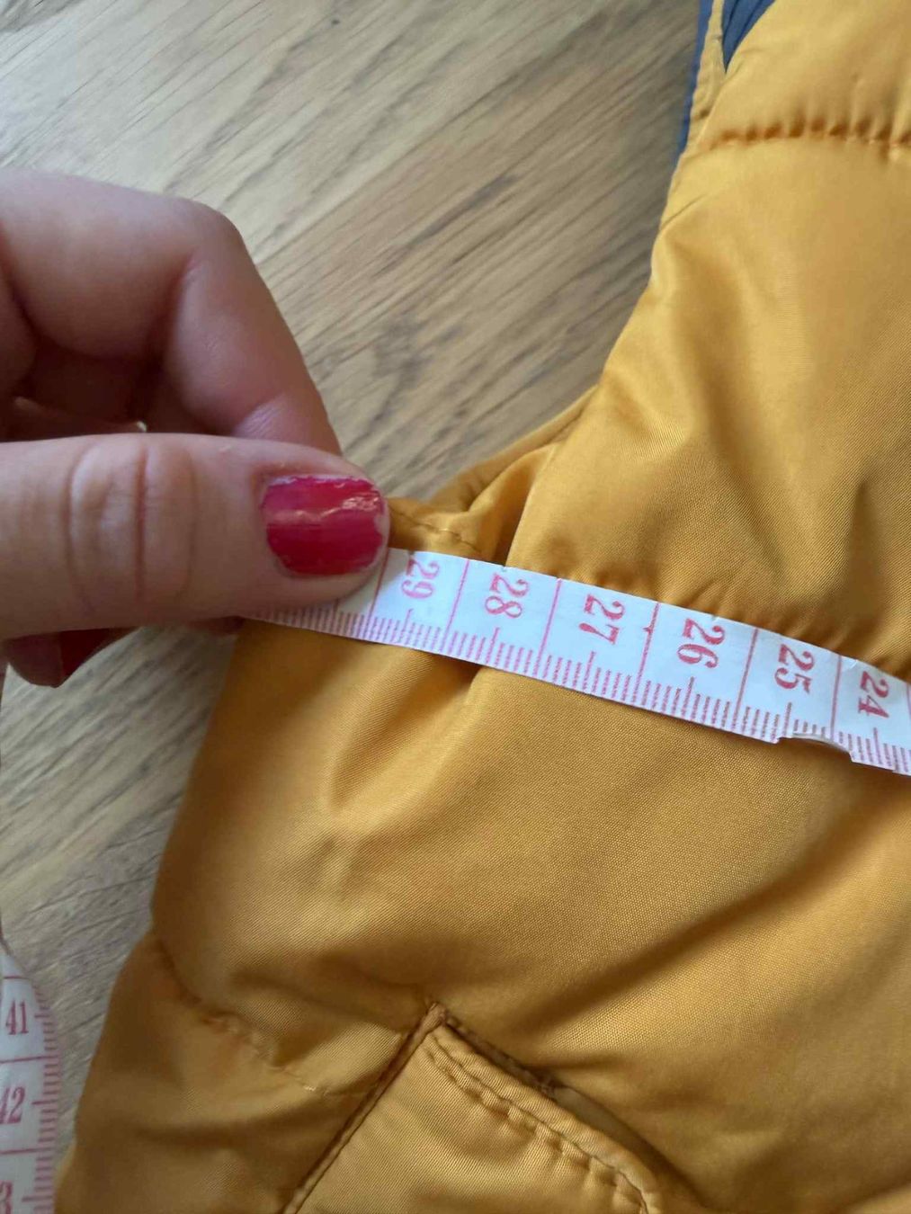 Sonstige Jungenkleidung: Warme Kinderweste in Senfgelb, Grösse 82 – Gebraucht aus Riehen von edu_92w7 2