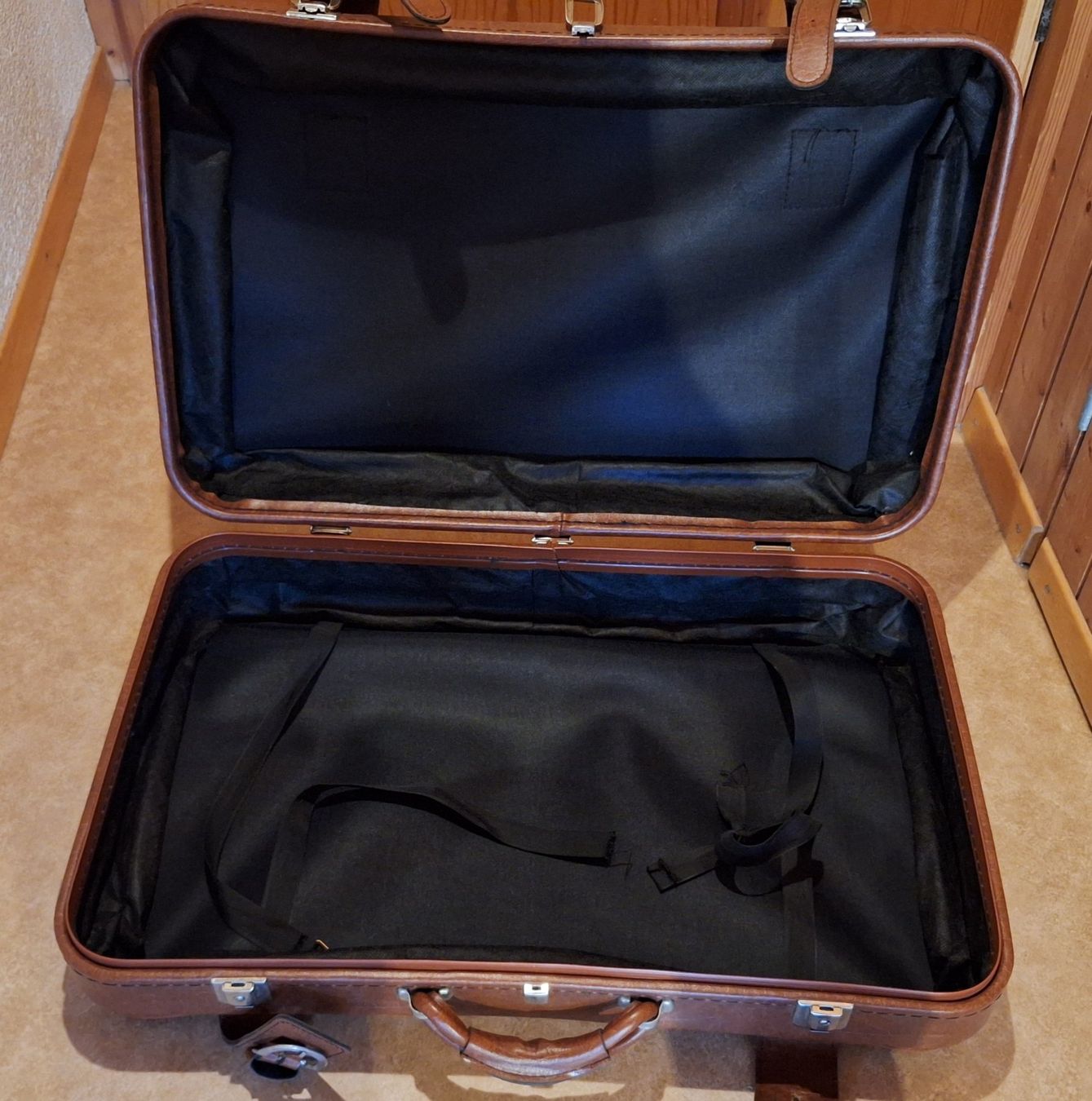 Valigie: Vintage Rollkoffer aus Kunstleder – Usato da Opfikon venduto da Carslo5 1