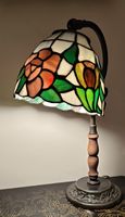 Lampada Tiffany. Ottone Brunito e Legno di Bosso. 34 cm..