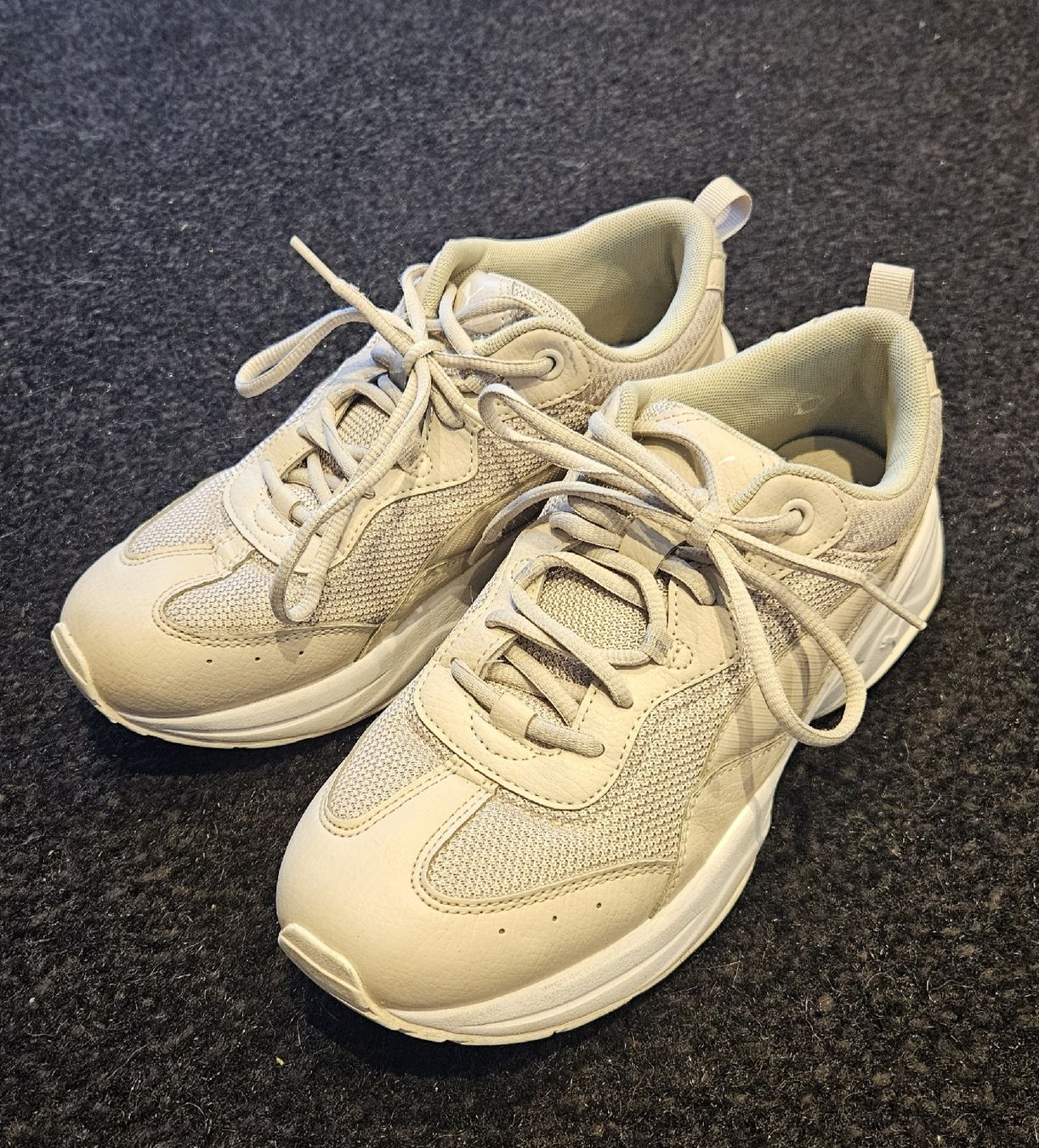 Puma Damenschuhe: Cremefarbene Sneaker Puma Gr.39 – Gebraucht aus Hettlingen von Leaena279