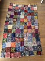 Bunte Häkeldecke quadratisches Muster mehrfarbig gebraucht