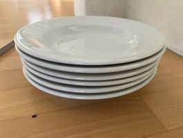 50 Suppenteller und 30 Suppenlöffel
